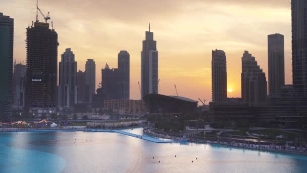 Moderne Architektur im Stadtzentrum Dubais rund um den Burj Khalifa See bei Sonnenuntergang Stock Footage Video — Stockvideo
