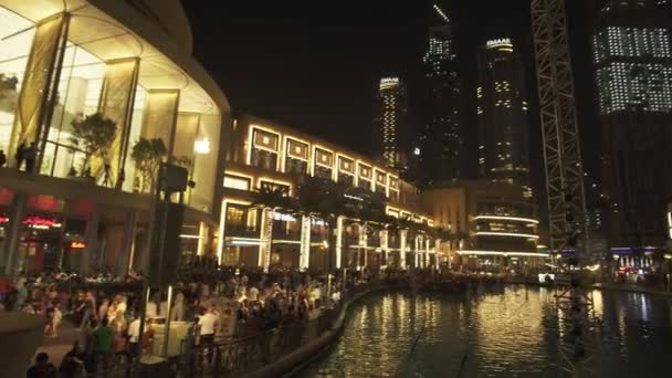 Modern mimari Downtown Dubai Uluslararası Dubai Kongre ve Sergi Sarayı göl günbatımı Stok görüntüleri video — Stok video