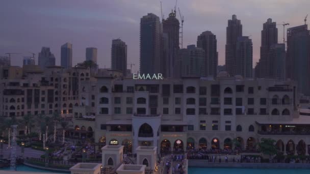 Moderne architectuur Downtown Dubai rond de Burj Khalifa Lake bij zonsondergang stock footage video — Stockvideo