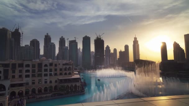 Dubai Çeşmesi dünyanın en büyük koreografisini Çeşme günbatımı arka plan Stok görüntüleri video üzerinde sistemidir — Stok video
