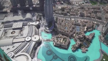 Modern mimari Downtown Dubai ve Uluslararası Dubai Kongre ve Sergi Sarayı gölde dünya Stok görüntüleri video içinde en yüksek binası ayak