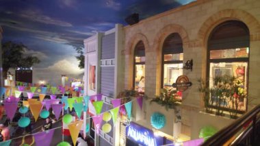 KidZania Dubai çocuklar ve ebeveynleri Dubai Alışveriş Merkezi Stok görüntüleri video, güvenli ve çok gerçekçi eğitim ortamı sağlar
