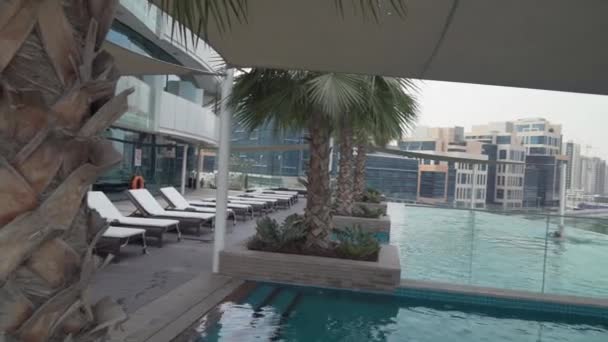 Damac メゾン ドバイ モール通りストック映像ビデオでダウンタウン ドバイの美しい景色をドバイ アラブ首長国連邦 2018 屋外プール — ストック動画