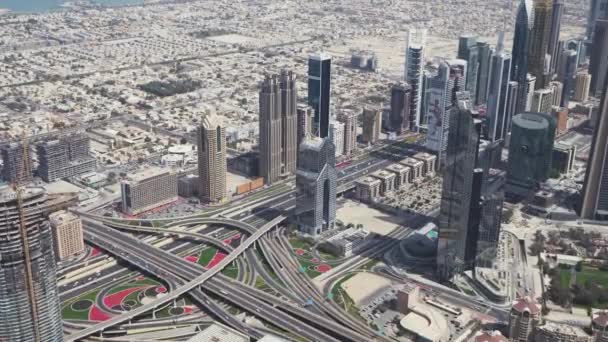 Carrefours routiers urbains modernes à plusieurs niveaux dans le centre-ville de Dubaï — Video