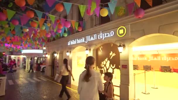 KidZania Dubai ofrece a los niños y sus padres un ambiente educativo seguro y muy realista en el video de imágenes de stock del Dubai Mall — Vídeo de stock
