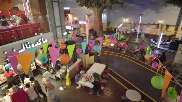 KidZania Dubai çocuklar ve ebeveynleri Dubai Alışveriş Merkezi Stok görüntüleri video, güvenli ve çok gerçekçi eğitim ortamı sağlar — Stok video
