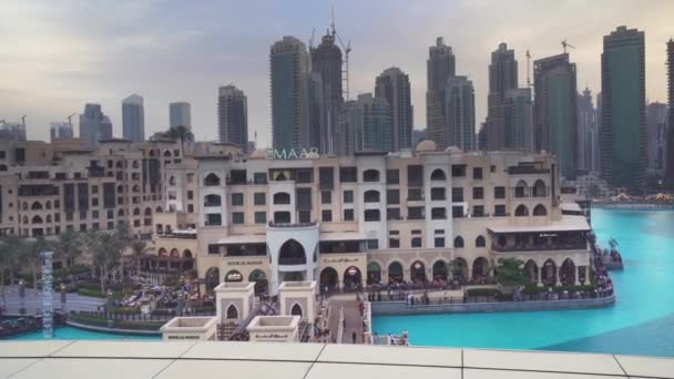Modern arkitektur Downtown Dubai runt sjön Burj Khalifa på sunset arkivfilmer video — Stockvideo