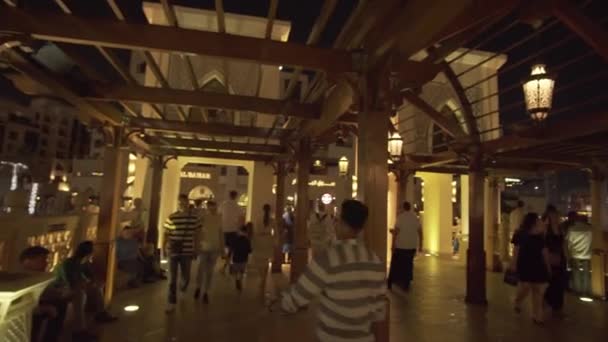 Souk Al Bahar en Burj Khalifa lago en la noche material de archivo de vídeo — Vídeos de Stock