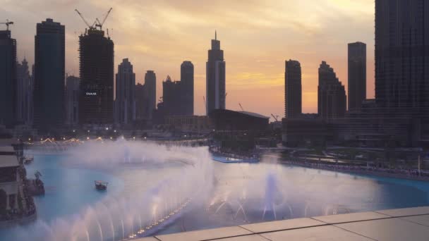 Dubai Fountain es el sistema de fuentes coreografiadas más grande del mundo en video de imágenes de fondo de puesta de sol — Vídeos de Stock