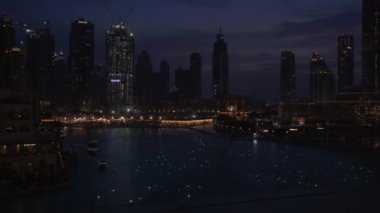 Bir gece Uluslararası Dubai Kongre ve Sergi Sarayı Gölü Stok görüntüleri video aydınlatmaları