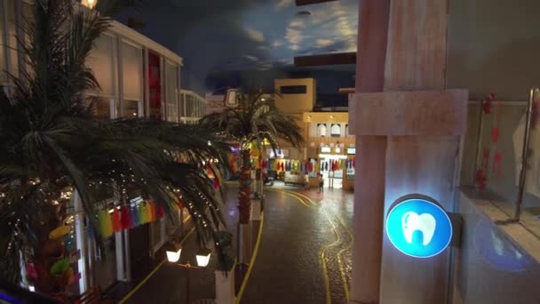 Kidzania Dubai має дітей та їх батьків дуже реалістично освітніх середовище в Dubai Mall Відеоматеріал відео — стокове відео