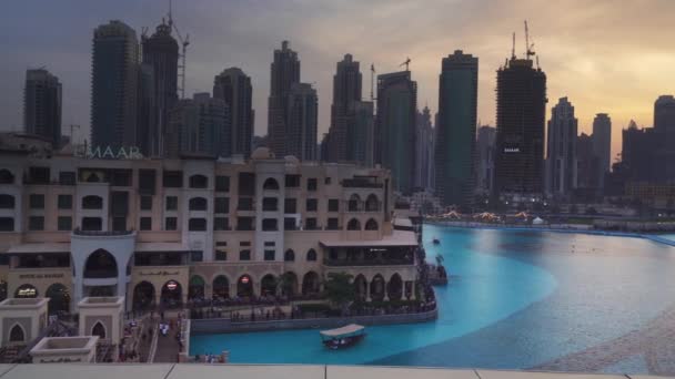 Modern arkitektur Downtown Dubai runt sjön Burj Khalifa på sunset arkivfilmer video — Stockvideo