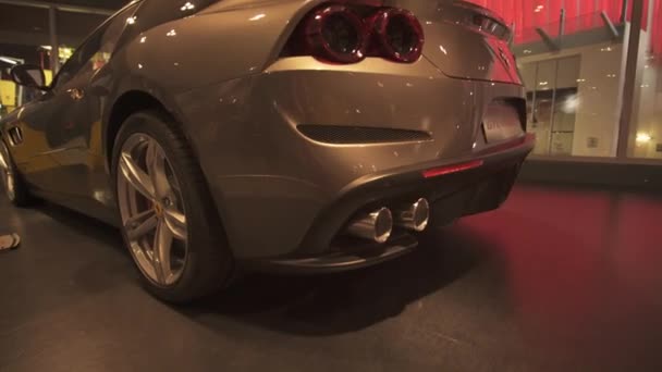 Carro de exposição em um parque temático Ferrari World Abu Dhabi stock footage vídeo — Vídeo de Stock