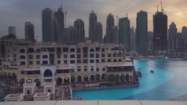 Modern mimari Downtown Dubai Uluslararası Dubai Kongre ve Sergi Sarayı göl günbatımı Stok görüntüleri video