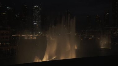 Dubai Çeşmesi dünyanın en büyük koreografisini Çeşme gece Stok görüntüleri video, Uluslararası Dubai Kongre ve Sergi Sarayı gölde sistemidir