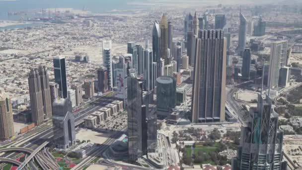 Rascacielos modernos en Sheikh Zayed Road, en el corazón del distrito financiero de Dubai material de archivo de vídeo — Vídeo de stock