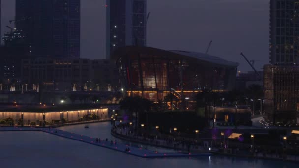 Dubai Opera i Downtown Dubai nära Burj Khalifa sjön arkivfilmer video — Stockvideo