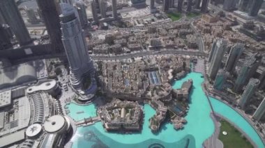 Modern mimari Downtown Dubai ve Uluslararası Dubai Kongre ve Sergi Sarayı gölde dünya Stok görüntüleri video içinde en yüksek binası ayak