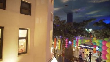 KidZania Dubai çocuklar ve ebeveynleri Dubai Alışveriş Merkezi Stok görüntüleri video, güvenli ve çok gerçekçi eğitim ortamı sağlar