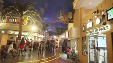 KidZania Dubai çocuklar ve ebeveynleri Dubai Alışveriş Merkezi Stok görüntüleri video, güvenli ve çok gerçekçi eğitim ortamı sağlar