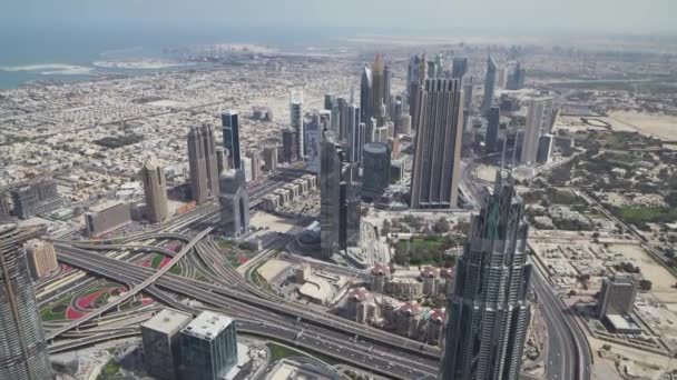 Современные городские многоуровневые дорожные развязки в центре Дубая — стоковое видео