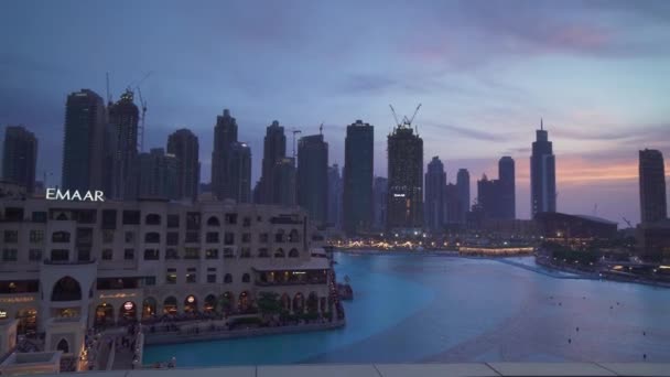 Moderne Architektur im Stadtzentrum Dubais rund um den Burj Khalifa See bei Sonnenuntergang Stock Footage Video — Stockvideo