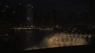 Dubai Çeşmesi dünyanın en büyük koreografisini Çeşme gece Stok görüntüleri video, Uluslararası Dubai Kongre ve Sergi Sarayı gölde sistemidir
