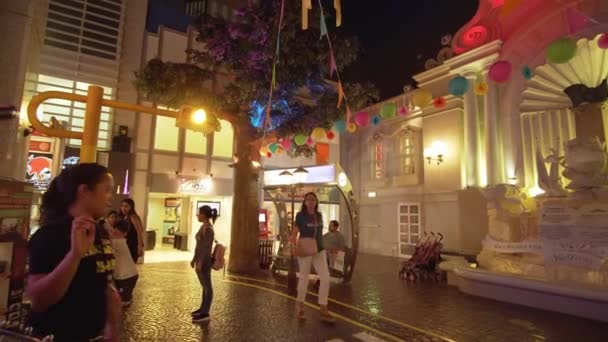 KidZania Dubai çocuklar ve ebeveynleri Dubai Alışveriş Merkezi Stok görüntüleri video, güvenli ve çok gerçekçi eğitim ortamı sağlar — Stok video