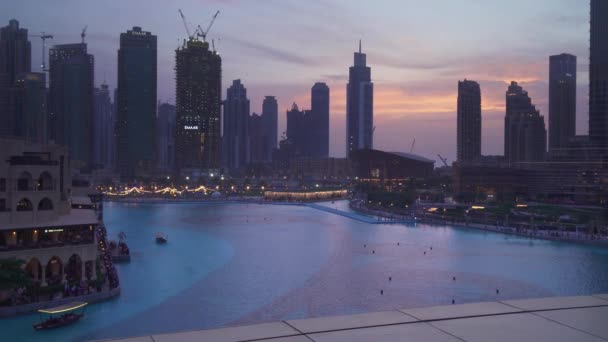 现代建筑街市迪拜周围的迪拜塔在日落股票录像视频 — 图库视频影像