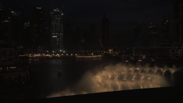 Dubai Fountain è il più grande sistema di fontane coreografate al mondo sul lago Burj Khalifa di notte filmato — Video Stock