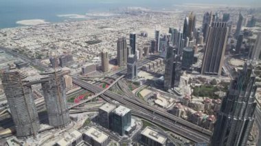 Dubai, Birleşik Arap Emirlikleri - 09 Nisan 2018: Modern gökdelenler Şeyh Zayed Caddesi'nde, Dubai mali bölge Stok görüntüleri video, kalbinde