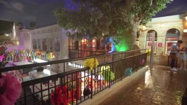 KidZania Dubai çocuklar ve ebeveynleri Dubai Alışveriş Merkezi Stok görüntüleri video, güvenli ve çok gerçekçi eğitim ortamı sağlar