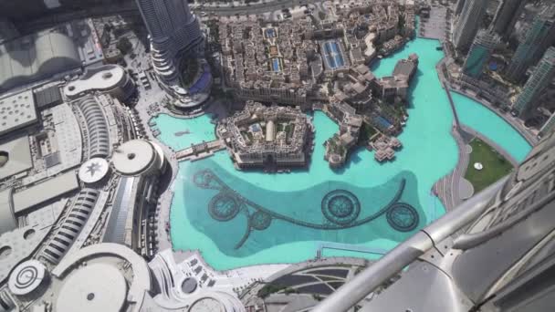 Architettura moderna Downtown Dubai e Burj Khalifa Lake ai piedi dell'edificio più alto del mondo stock footage video — Video Stock