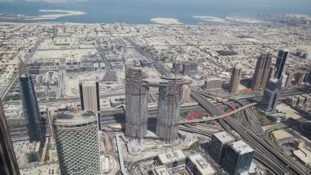 Moderna skyskrapor på Sheikh Zayed Road, i hjärtat av det finansiella distriktet i Dubai arkivfilmer video — Stockvideo