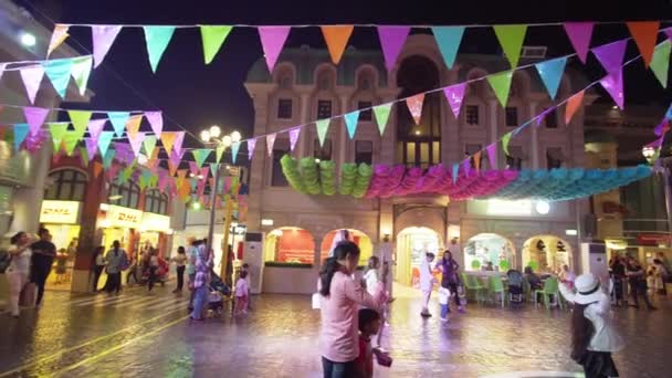 KidZania Dubai ofrece a los niños y sus padres un ambiente educativo seguro y muy realista en el video de imágenes de stock del Dubai Mall — Vídeos de Stock