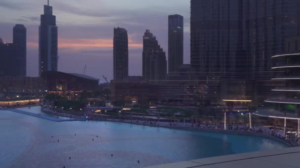 Arquitectura moderna Centro de Dubái alrededor del lago Burj Khalifa al atardecer — Vídeo de stock