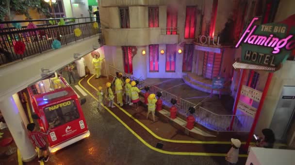 KidZania Dubai çocuklar ve ebeveynleri Dubai Alışveriş Merkezi Stok görüntüleri video, güvenli ve çok gerçekçi eğitim ortamı sağlar — Stok video