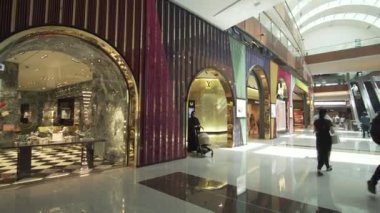 Dubai, Birleşik Arap Emirlikleri - 09 Nisan 2018: Dubai Alışveriş Merkezi iç dünyanın en büyük alışveriş merkezi stok görüntü video o