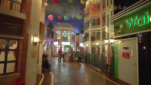 KidZania Dubai ger barn och deras föräldrar en säker och mycket realistisk utbildning miljö på Dubai Mall arkivfilmer video — Stockvideo