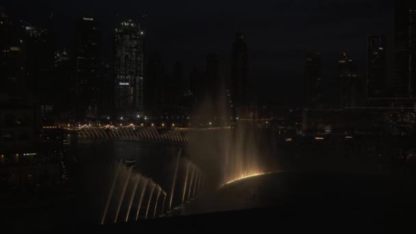 Dubai Fountain on maailman suurin koreografinen suihkulähde järjestelmä Burj Khalifa järven yöllä varastossa videomateriaalia — kuvapankkivideo