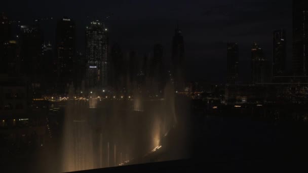 Der Dubai-Brunnen ist das größte choreografierte Brunnensystem der Welt auf dem Burj Khalifa See in der Nacht — Stockvideo