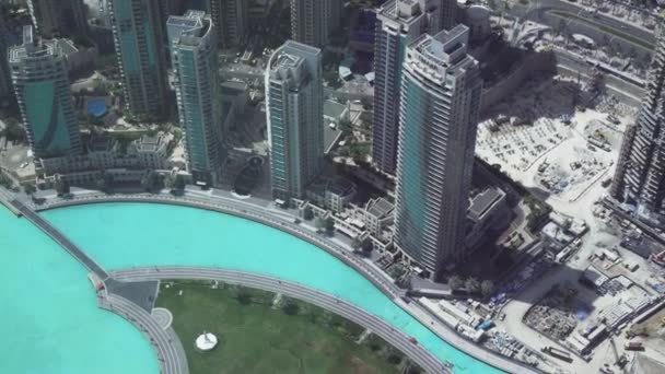 Ουρανοξύστες στην περιοχή του νερού κανάλι Dubai Creek στο κέντρο του πλάνα βίντεο — Αρχείο Βίντεο