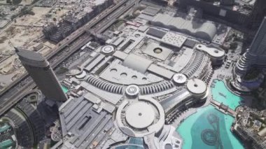 Modern mimari Downtown Dubai ve Uluslararası Dubai Kongre ve Sergi Sarayı gölde dünya Stok görüntüleri video içinde en yüksek binası ayak