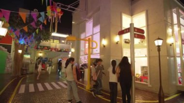 KidZania Dubai çocuklar ve ebeveynleri Dubai Alışveriş Merkezi Stok görüntüleri video, güvenli ve çok gerçekçi eğitim ortamı sağlar