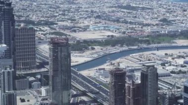 Su alanında modern gökdelenler Dubai Creek şehir Stok görüntüleri video kanal.