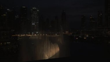 Dubai Çeşmesi dünyanın en büyük koreografisini Çeşme gece Stok görüntüleri video, Uluslararası Dubai Kongre ve Sergi Sarayı gölde sistemidir