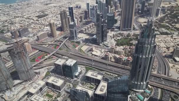 Des gratte-ciel modernes sur Sheikh Zayed Road, au cœur du quartier financier de Dubaï stock footage video — Video