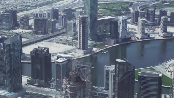 Grattacieli moderni nella zona del canale d'acqua Dubai Creek in Downtown magazzino filmati video — Video Stock