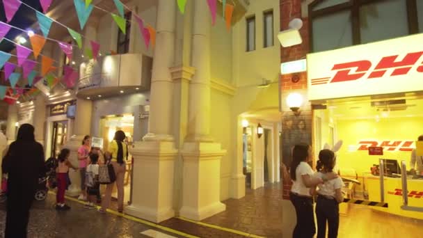KidZania Dubai offre aux enfants et à leurs parents un environnement éducatif sûr et très réaliste au Dubai Mall — Video