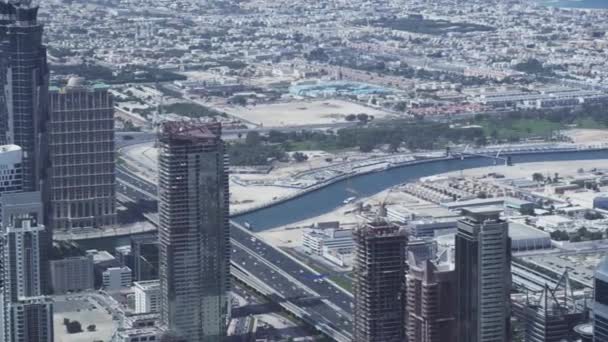 Ουρανοξύστες στην περιοχή του νερού κανάλι Dubai Creek στο κέντρο του πλάνα βίντεο — Αρχείο Βίντεο